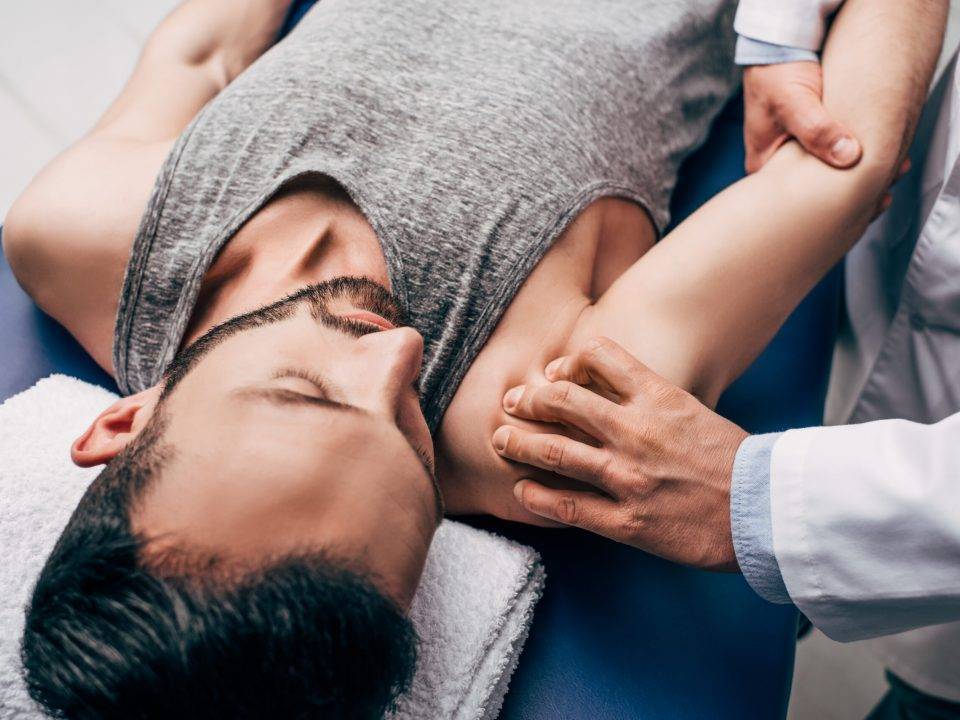 man getting a chiropractic massage on shoulder